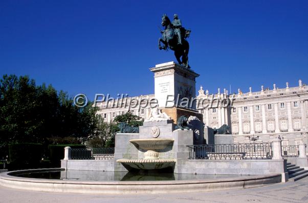 espagne castille 22.JPG - Palais Royal et statue de Philippe IVMadridEspagne